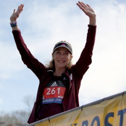 La primera mujer en ingresar oficialmente al Maratón de Boston lo está haciendo nuevamente