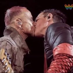 El beso de RAMMSTEIN en un concierto en Rusia para criticar la LGTBIfobia del país
